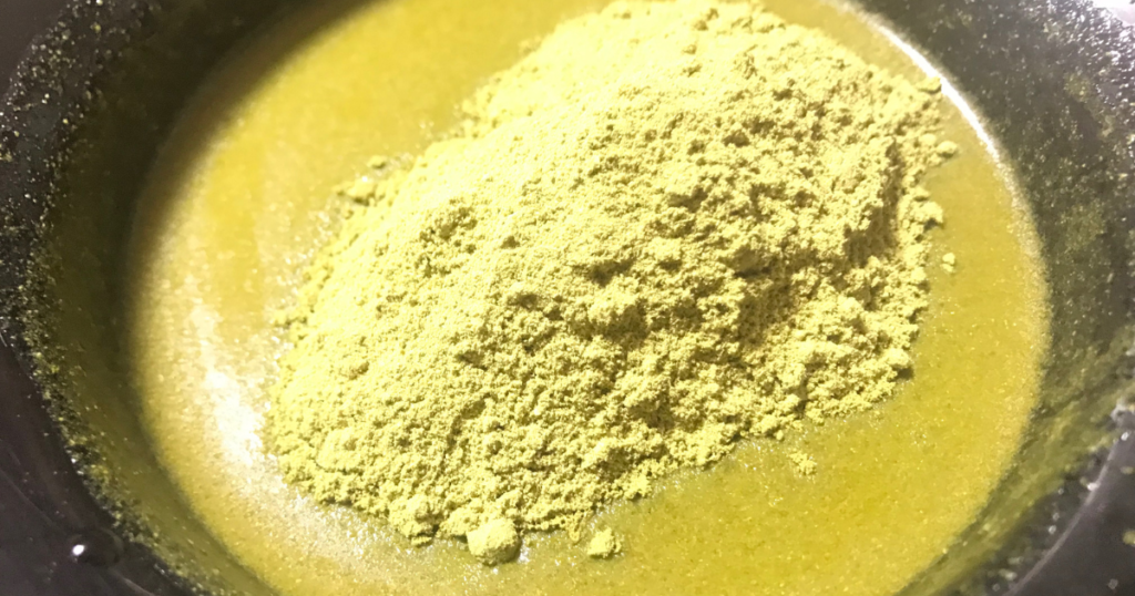 ヘナペーストの上にヘナパウダーをのせている